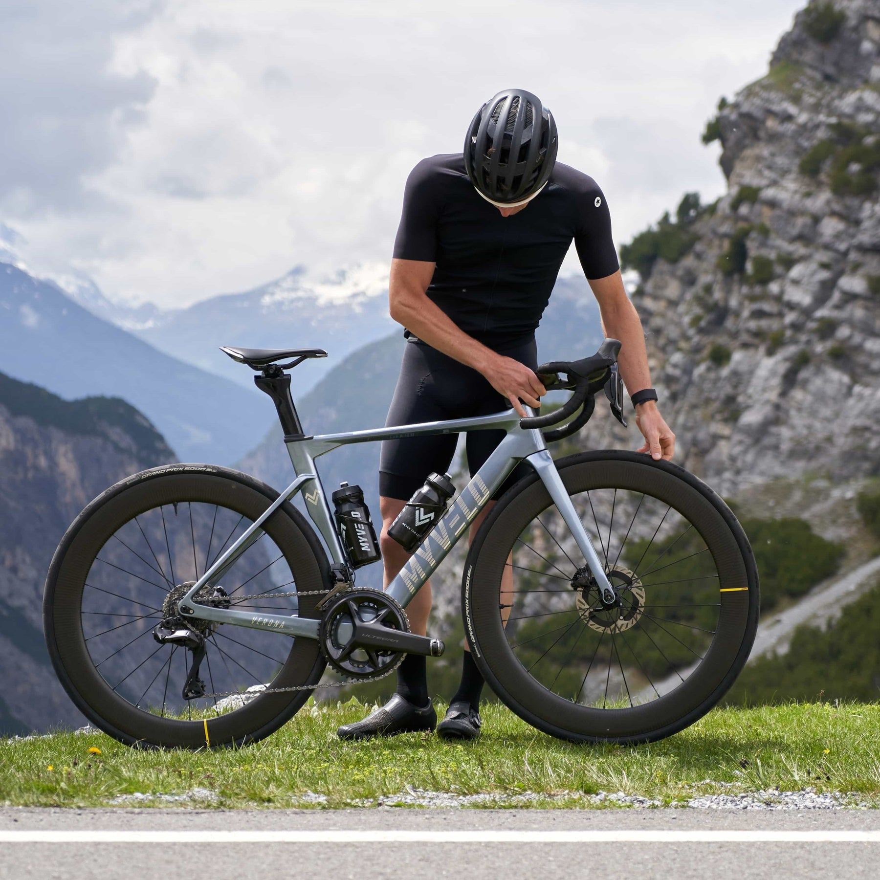 Ungezähmte Straßen im Wohnzimmer: Dein Rennrad auf der Heimtrainer-Rolle